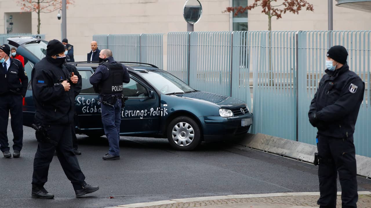 Motorist hits the fence of Merkel’s office |  NOW