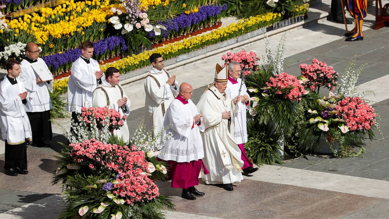 Paus Franciscus en zijn gevolg arriveren op een met bloemen versierd Sint-Pietersplein.
