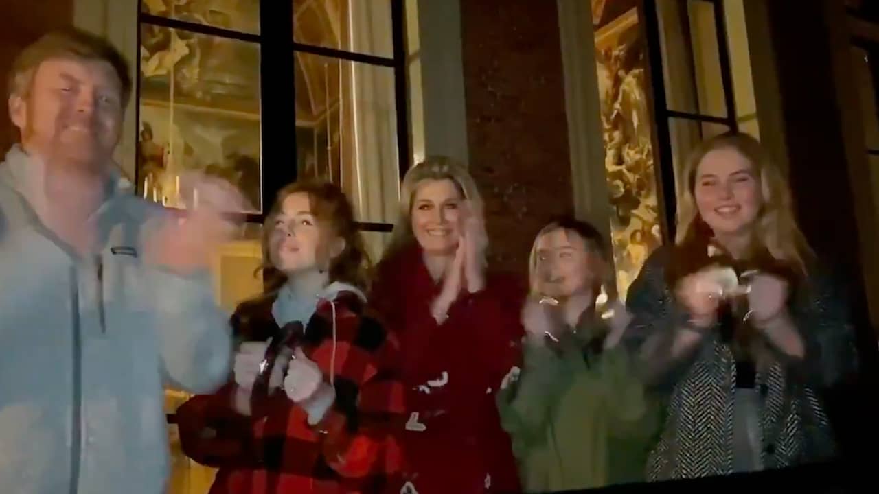 Beeld uit video: Koninklijke familie en Nederland klappen voor zorgverleners