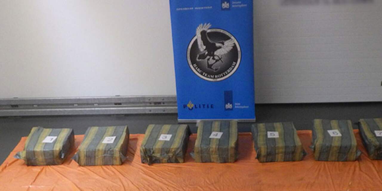 Politie vindt 80 kilo drugs en 340.000 euro cash in woning, zeven personen aangehouden
