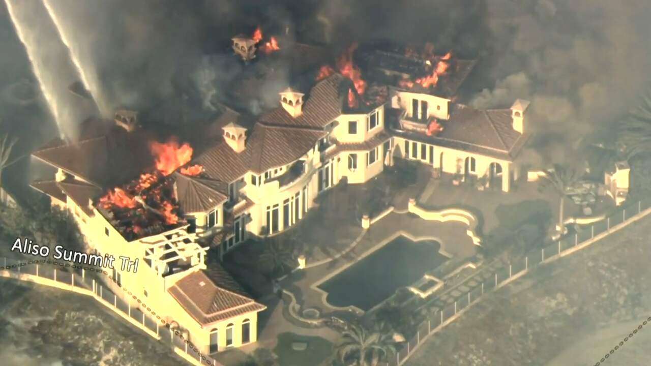 Beeld uit video: Natuurbrand legt villa's in de as in Californië