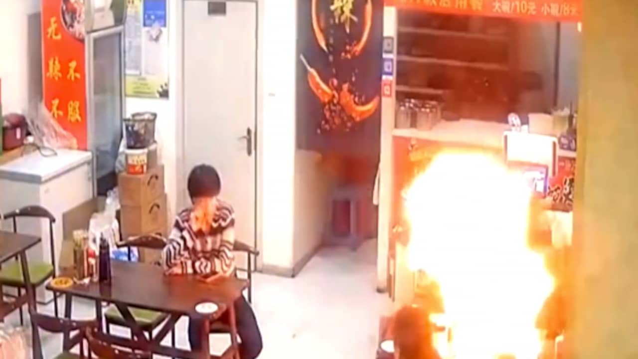 Beeld uit video: Aansteker ontploft in gezicht van Chinese man