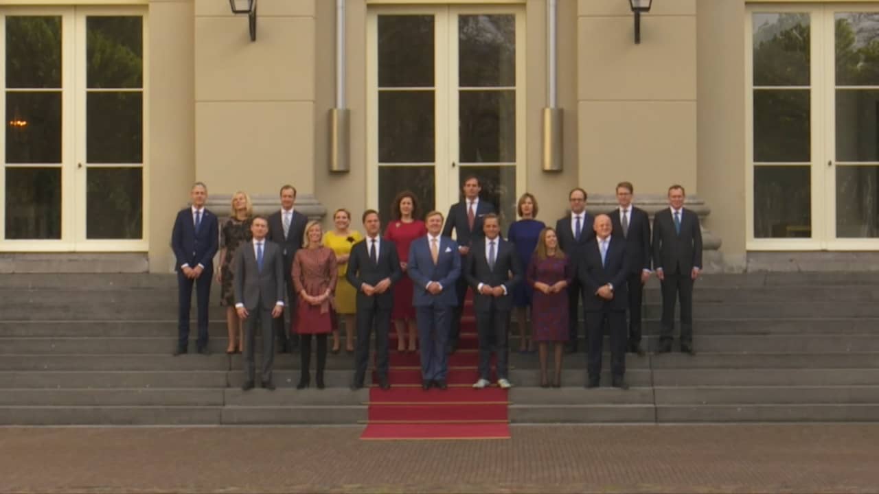 Beeld uit video: Kabinet-Rutte III poseert op bordes Paleis Noordeinde