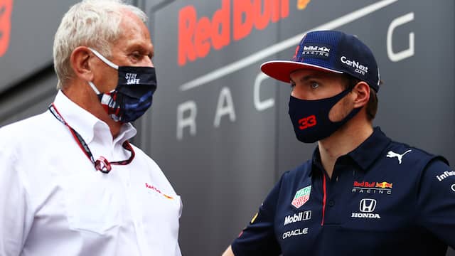 Red Bull-topman Helmut Marko in gesprek met Max Verstappen.