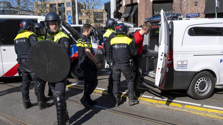 Politie Amsterdam houdt 50 mensen aan op Koningsdag, drie agenten gewond