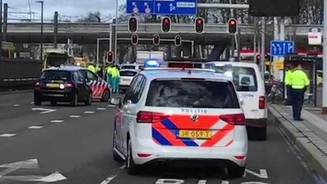 Beeld uit video: Politie doet onderzoek na schietpartij in tram Utrecht
