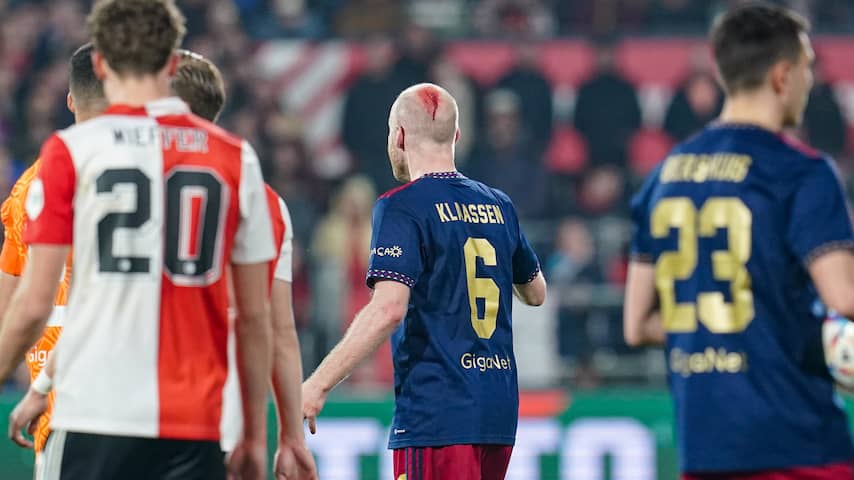 Feyenoord-Ajax Twee Keer Stilgelegd Door Rook En Bekogelen Klaassen ...