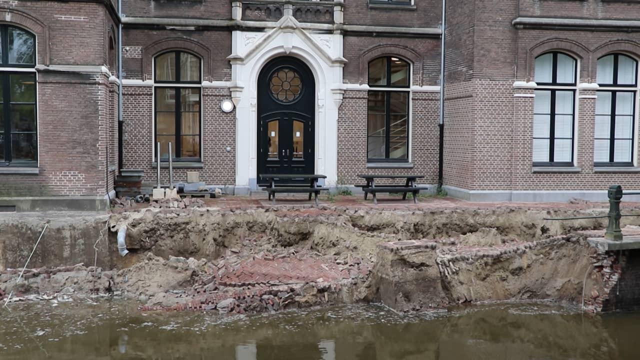 Beeld uit video: Stuk kademuur ingestort in Amsterdamse binnenstad