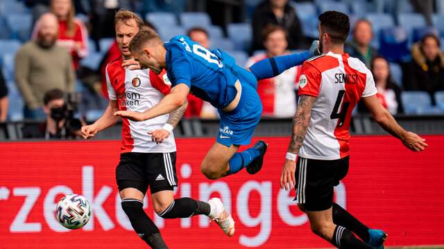 Marcos Senesi en Sondre Tronstad vechten een duel uit.