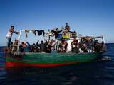 Een boot met vluchtelingen nabij Sicilië. 