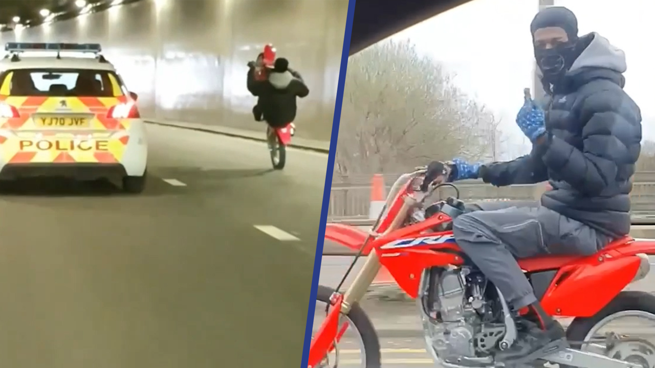 Beeld uit video: Motorrijder daagt Britse politie uit met wheelies