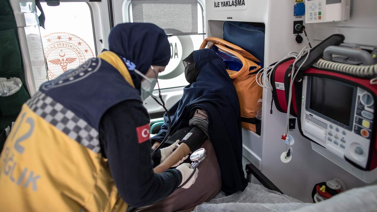 De Turkse kustwacht vangt vluchtelingen op die vermoedelijk zijn teruggestuurd door Griekenland.