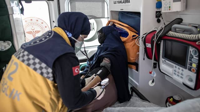 De Turkse kustwacht vangt vluchtelingen op die vermoedelijk zijn teruggestuurd door Griekenland.