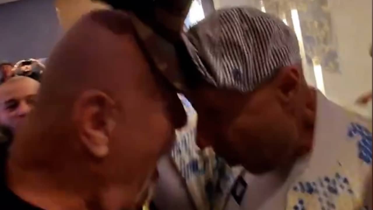 Beeld uit video: Vader Tyson Fury deelt kopstoot uit bij persconferentie