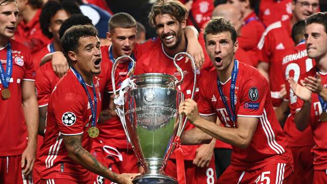 Javi Martinez viert de Champions League-winst in 2020 met onder anderen Philippe Coutinho en Thomas Müller.