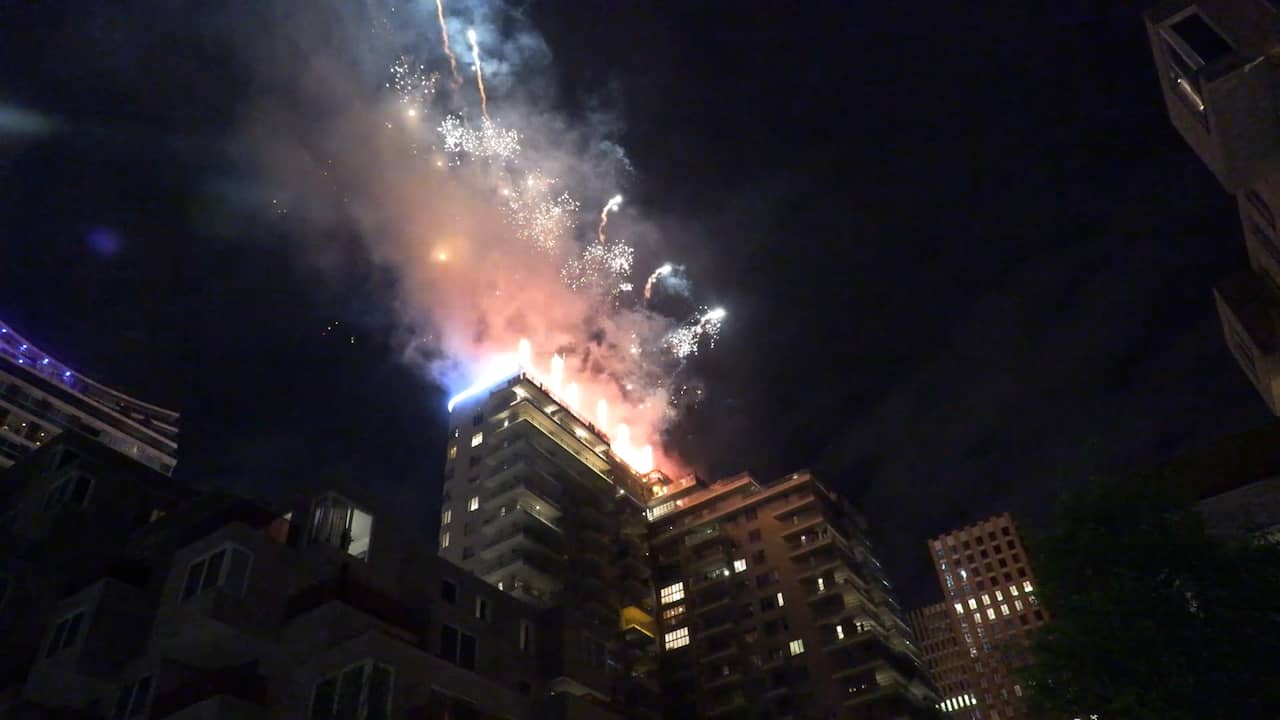 Beeld uit video: Martin Garrix geeft vuurwerkshow vanaf eigen dakterras in Amsterdam