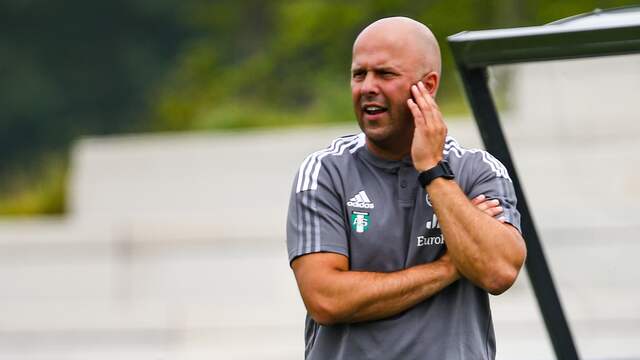 Arne Slot speelde zijn eerste officieuze wedstrijd als trainer van Feyenoord gelijk.