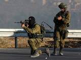Volgens het Israëlische leger gooiden de Palestijnse jongen een brandbom naar militairen, die het vuur openden.