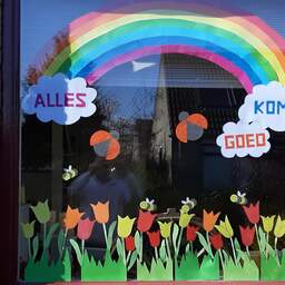Nederland versiert stoep en beplakt huis met regenbogen en hartjes