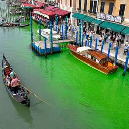 Water in kanaal Venetië kleurt ineens felgroen: politie stelt onderzoek in