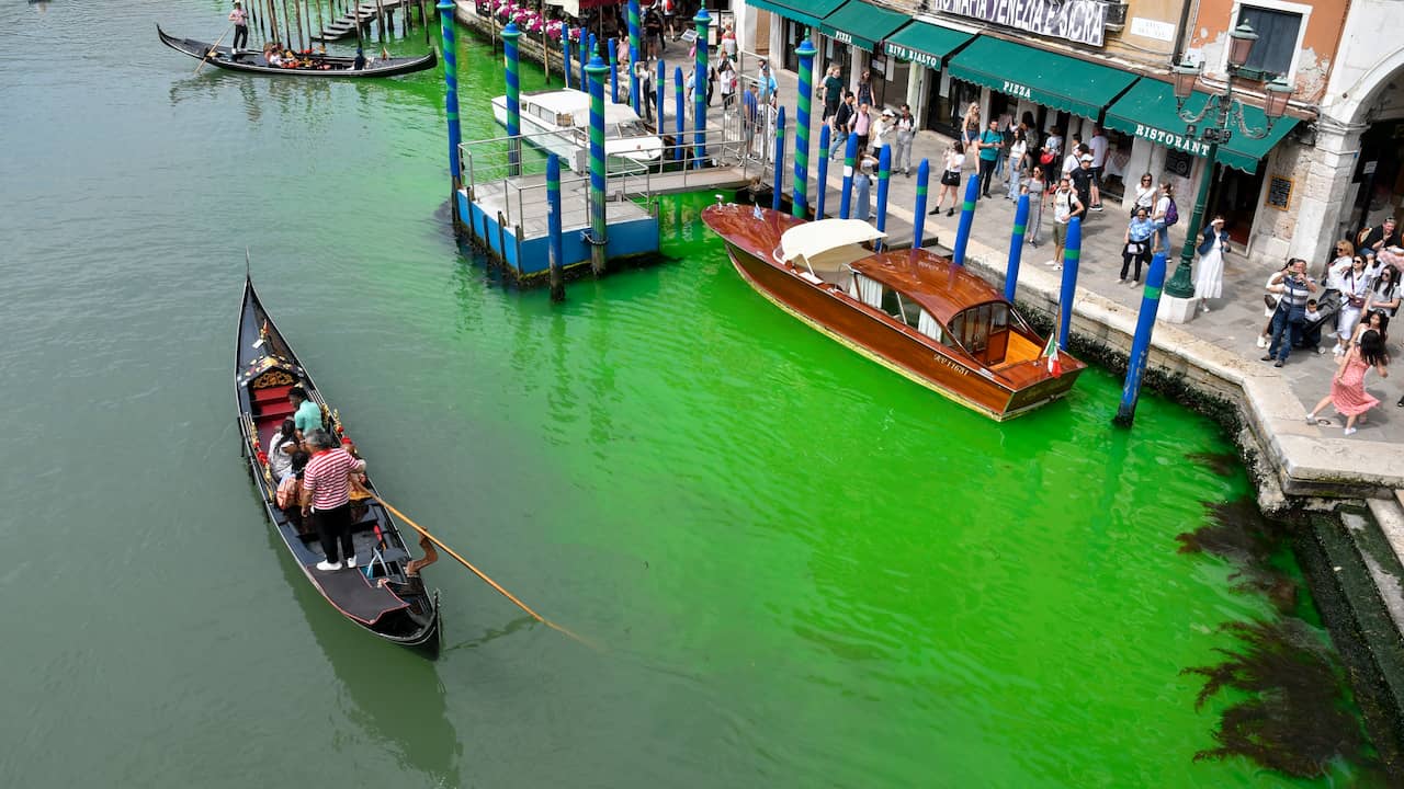 “Mystery Surrounds Green Water in Venice’s Grand Canal: Police Launch Investigation”