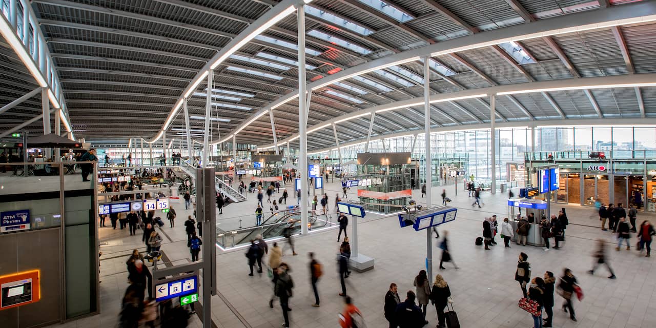 Meer reizigers stappen in of uit bij station Utrecht Centraal