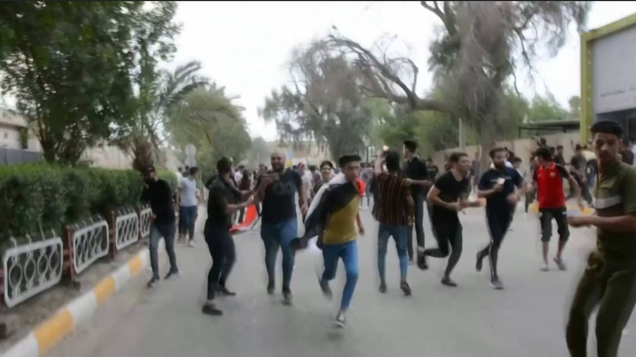 Demonstranten vluchten voor geweervuur bij protesten in Irak