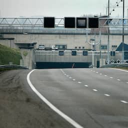A9 bij Wijkertunnel Noord-Holland in beide richtingen dicht door ongeval. A9 bij Wijkertunnel Noord-Holland in beide richtingen dicht door ongeval.