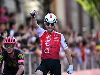 Vluchter Benjamin Thomas verrast sprinters en stunt met winst in vijfde Giro-rit