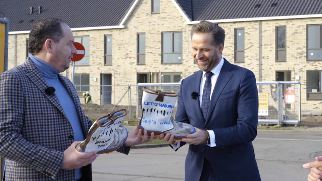 Beeld uit video: Minister De Jonge krijgt door Ruud de Wild beschilderde werklaarzen