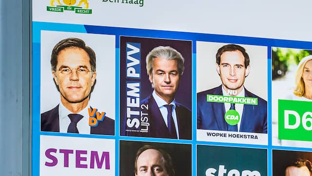 Een poster van de PVV tussen die van andere partijen op een verkiezingsbord in Den Haag. (Foto: ANP)