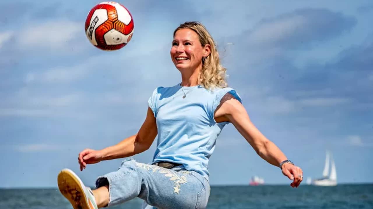 Emma Haasnoot houdt een bal hoog op het strand van Scheveningen