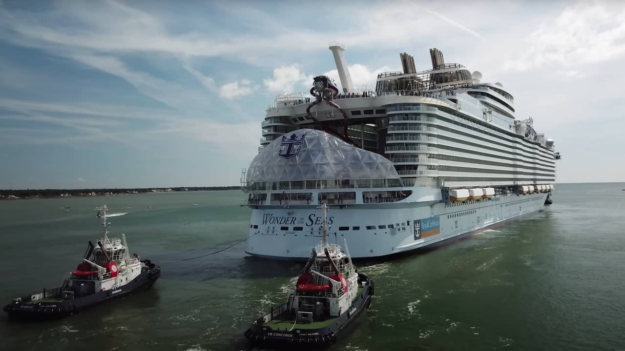 Beeld uit video: Grootste cruiseschip ter wereld maakt testvaart
