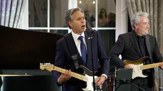 Amerikaanse minister Blinken speelt blues voor publiek