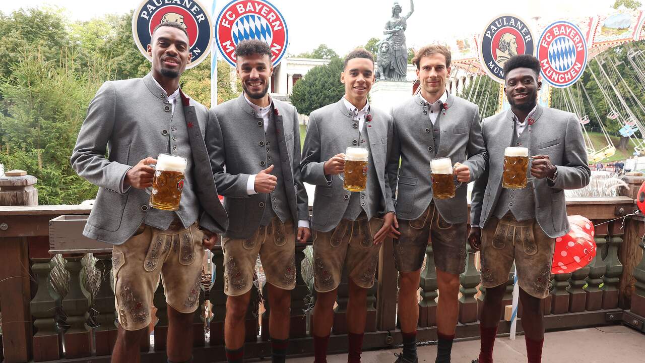 Ryan Gravenberch (links) bezocht met zijn ploeggenoten Oktoberfest, een traditie bij Bayern.