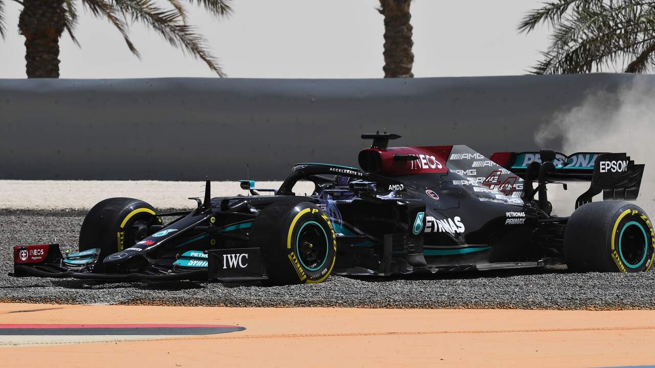 Lewis Hamilton liet zich zaterdagochtend verrassen door zijn wispelturige Mercedes en kwam terecht in het grind.