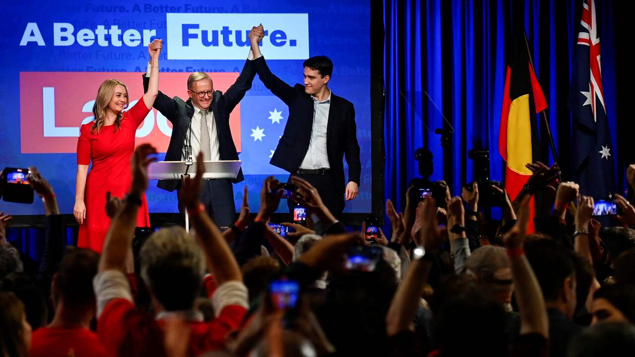 Aankomend Australisch premier Anthony Albanese viert de overwinning.