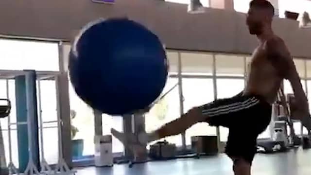 Sergio Ramos houdt fitnessbal hoog in sportschool