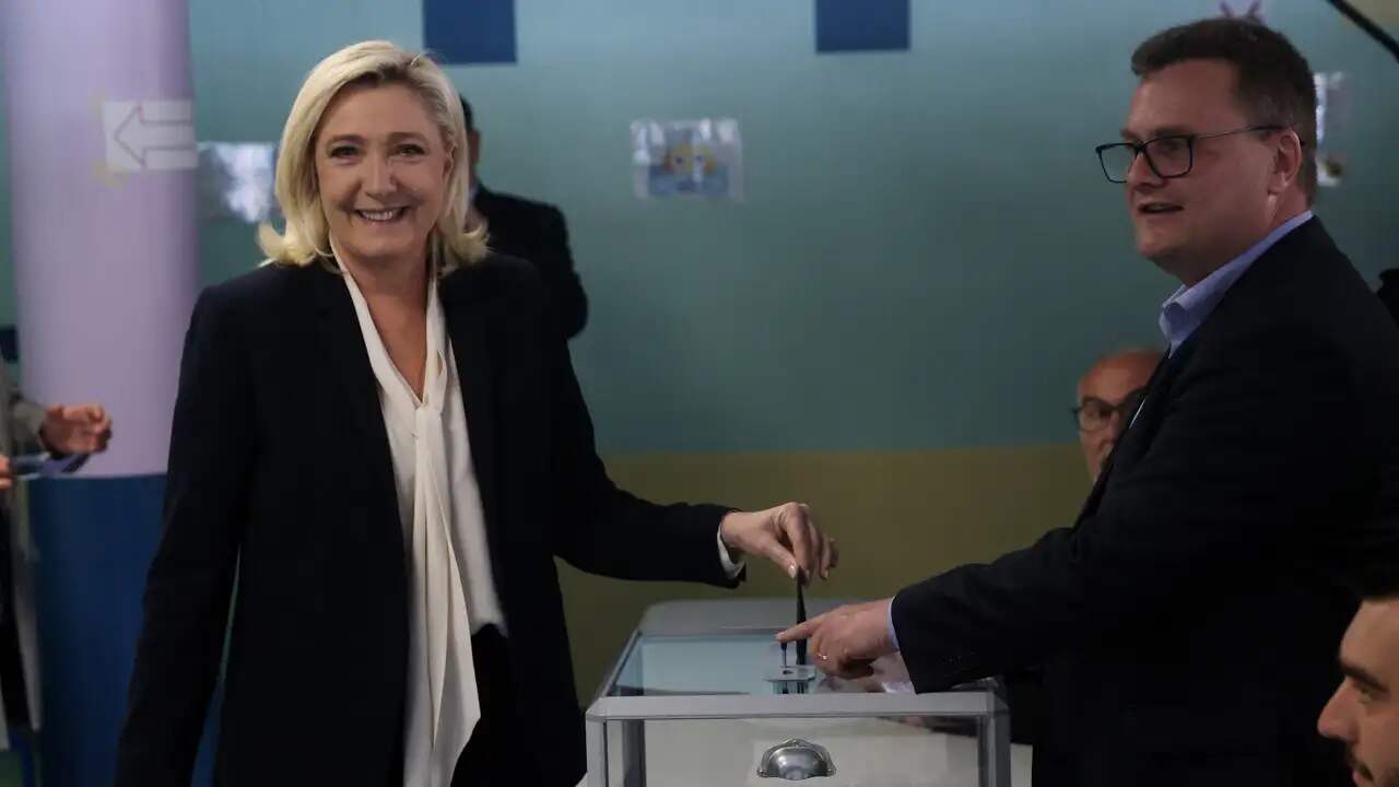 La candidate à la présidentielle Marine Le Pen se rend aux urnes dans la matinée.