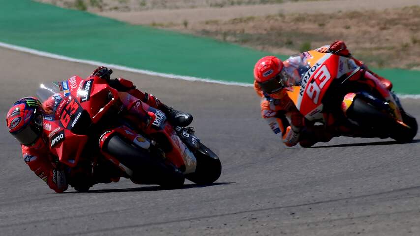 Bagnaia boekt eerste MotoGP-zege na fraai duel met Márquez in Aragón