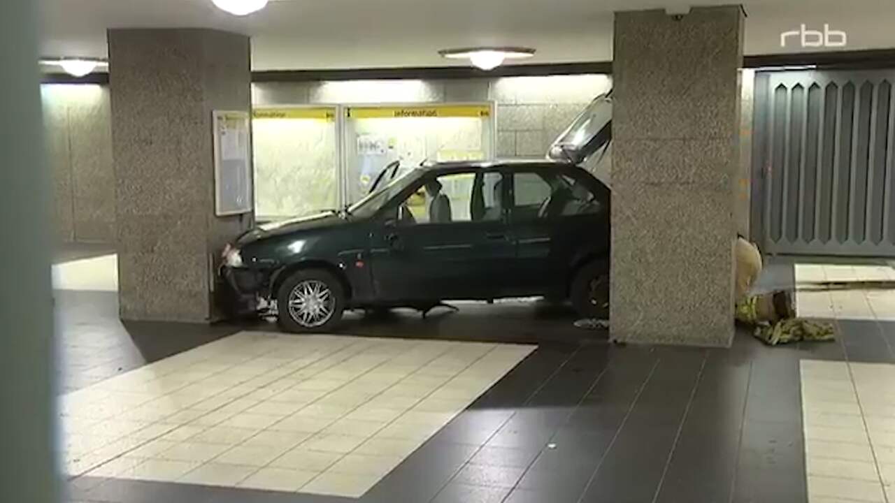 Auto eindigt in Berlijns metrostation na politieachtervolging