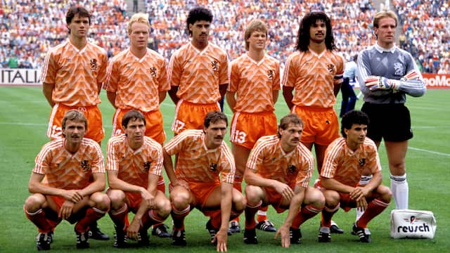 Berry van Aerle - op de onderste rij in het midden - speelde elke minuut op het EK in 1988.