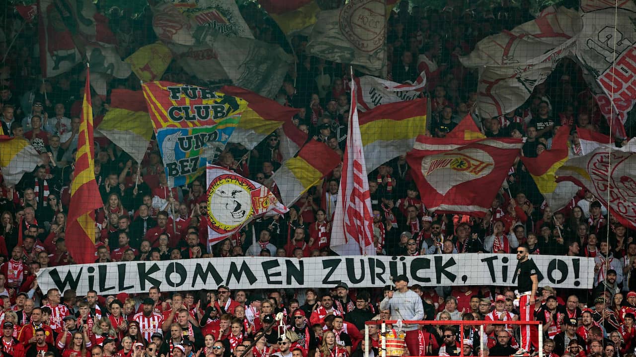 Die Fans von Union Berlin begrüßen Timo Baumgartl bei seiner Rückkehr ins Stadion.