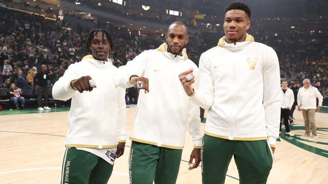 Bucks-spelers Jrue Holiday, Khris Middleton en Giannis Antetokounmpo (v.l.n.r.) tonen hun kampioensring.