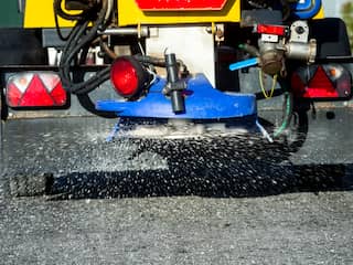 Gemeenten zetten strooiwagens in tegen smeltend asfalt