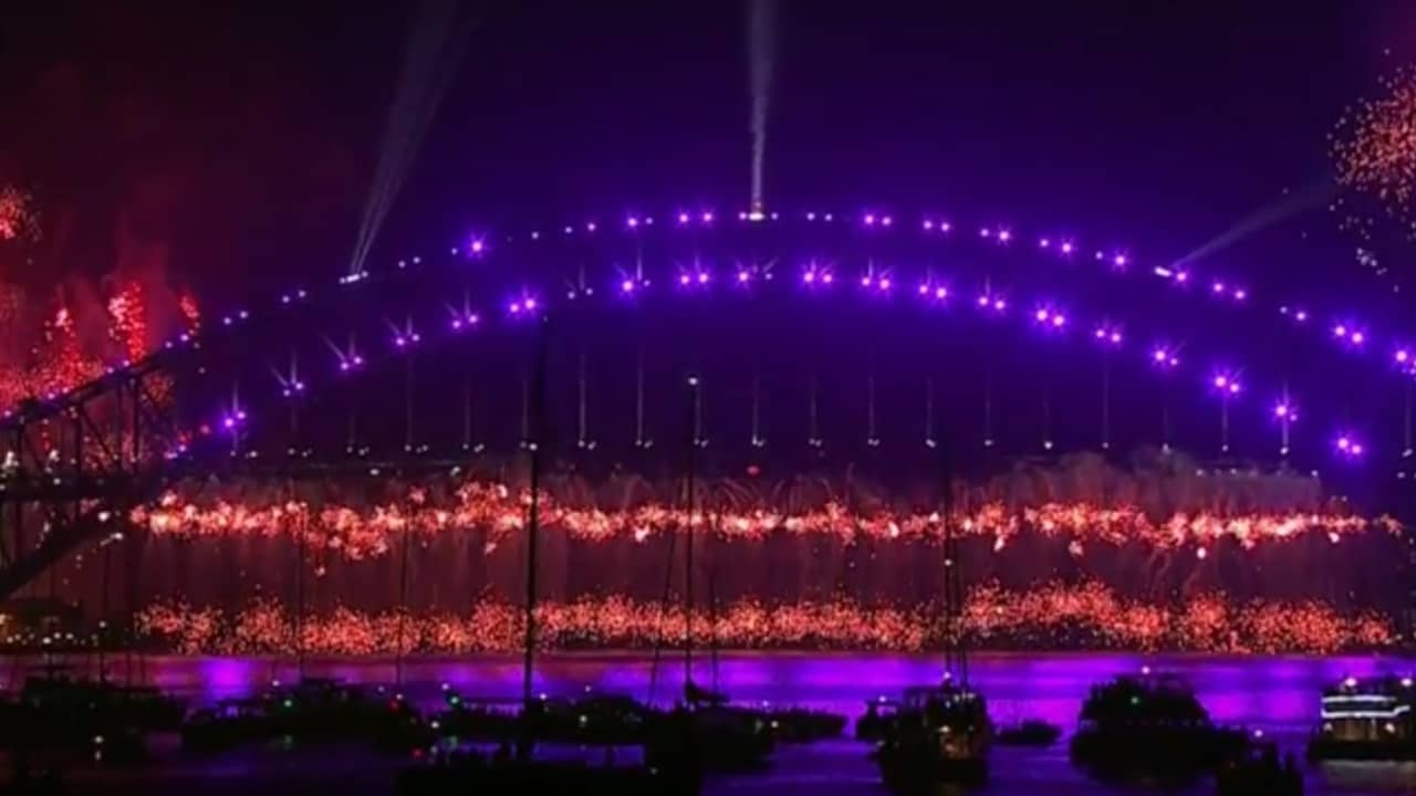 Beeld uit video: Miljoenen aan vuurwerk de lucht in vanaf Harbour Bridge Sydney