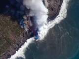 Grote rookpluimen bij La Palma door lavastroom die oceaan bereikt