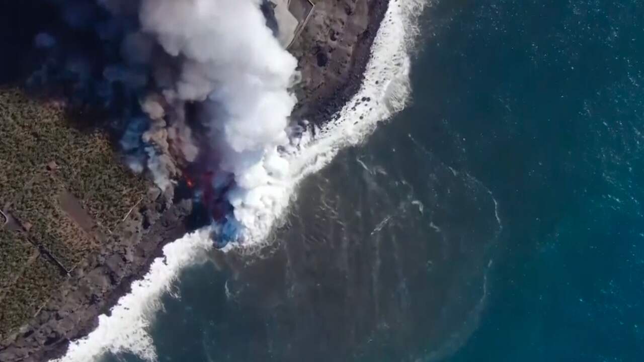Beeld uit video: Grote rookpluimen bij La Palma door lavastroom die oceaan bereikt