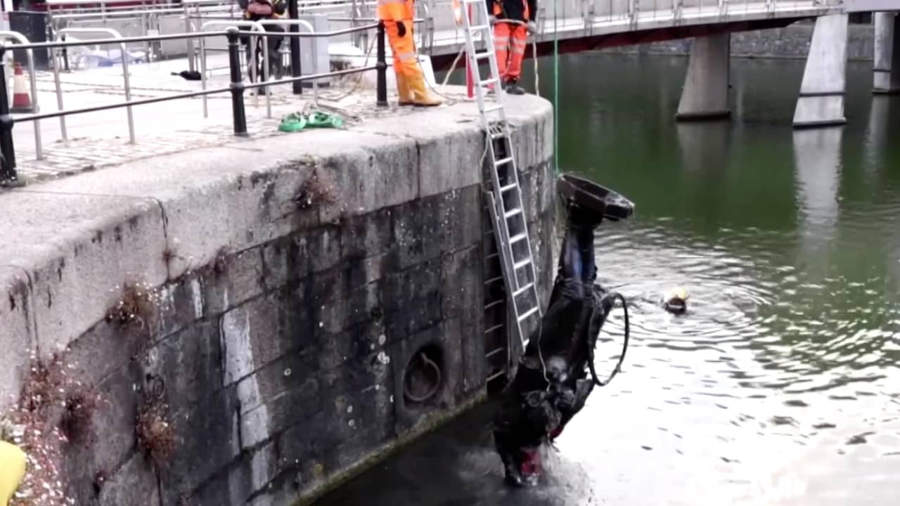 Beeld uit video: Standbeeld van slavenhandelaar uit het water gevist in Bristol