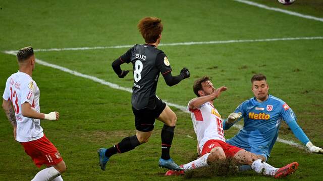Yuya Osako schiet Werder Bremen naar de laatste vier van de DFB-Pokal.